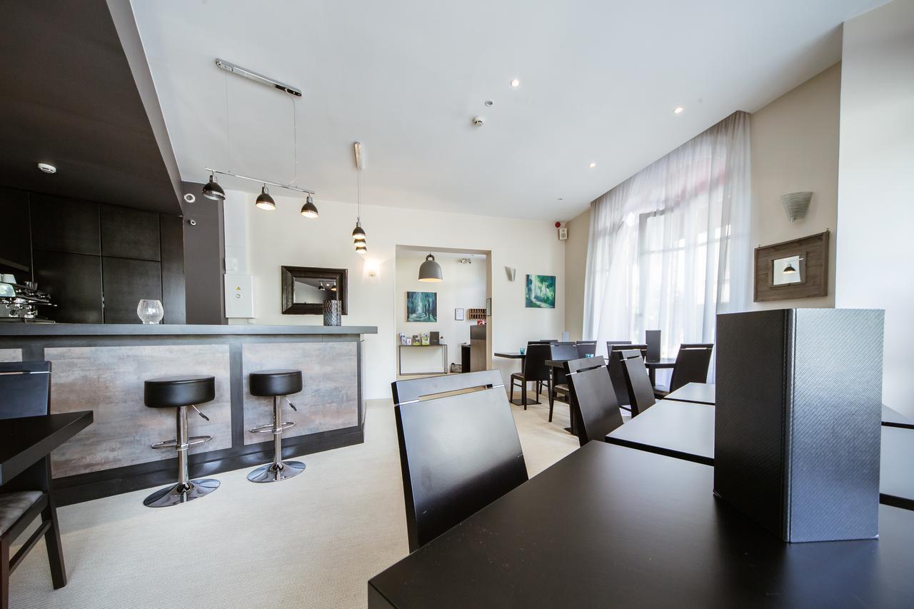 Logis Hotel - Le Petit Bellon Senlis  Eksteriør bilde